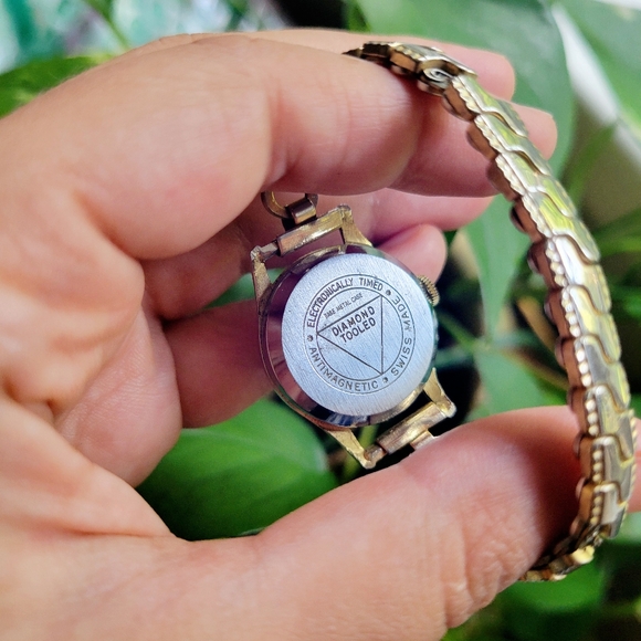 Vintage Swiss Sundial Antimagnetic Diamond Tooled Classic Gold Stretch Watch - Picture 8 of 8